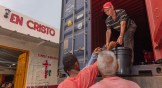 Miembros de la iglesia Hermanos en Cristo Faro de Luz descargando suministros que serán distribuidos a las personas de la iglesia y la comunidad.