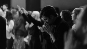 Un hombre rezando en la iglesia.